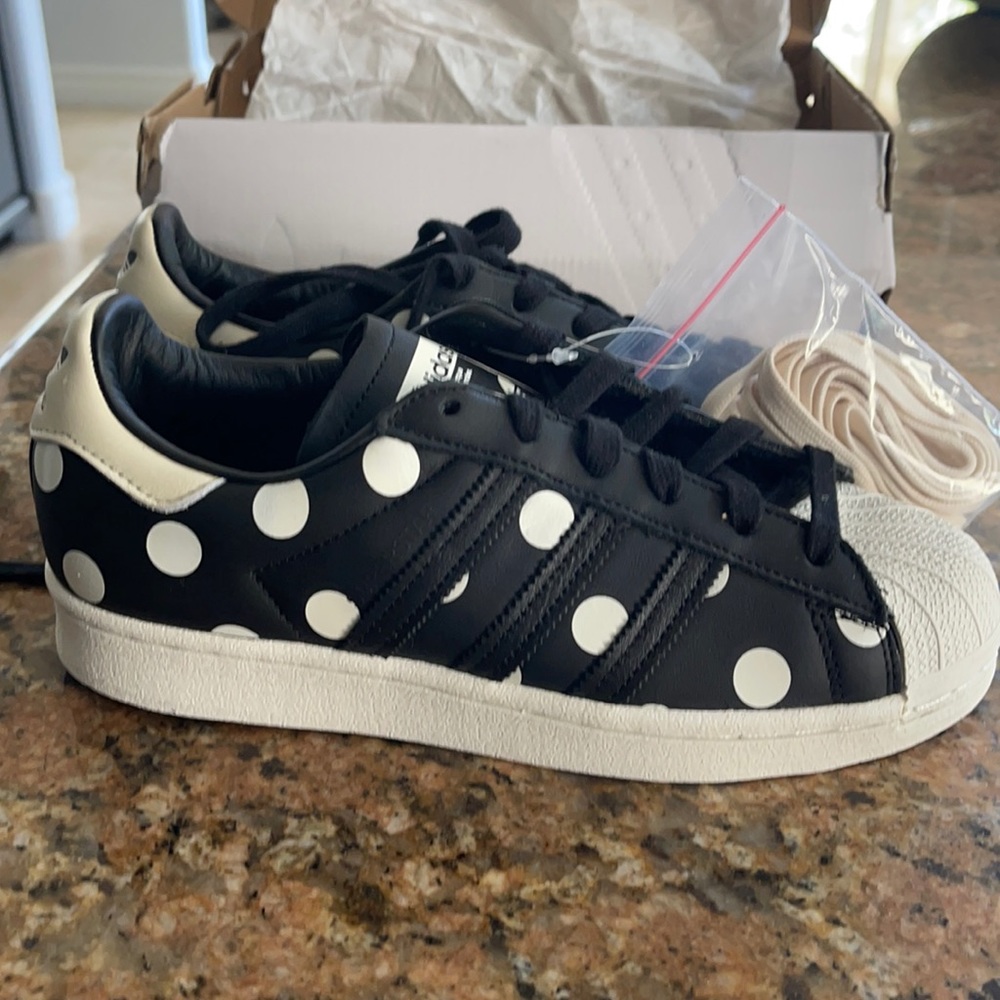 New in box women's size 6 1/2 superstar W